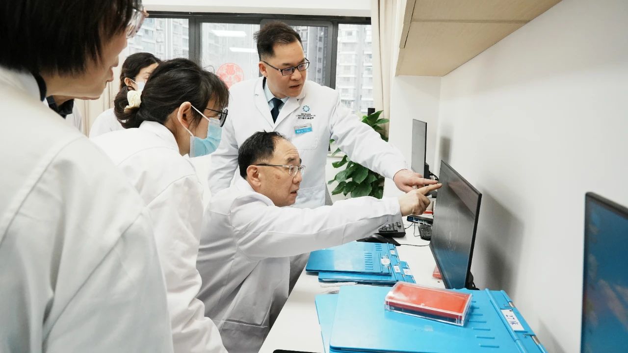 四川结石病医院承办“2025年经脐隐瘢痕保胆取石技术培训交流会”(图8)