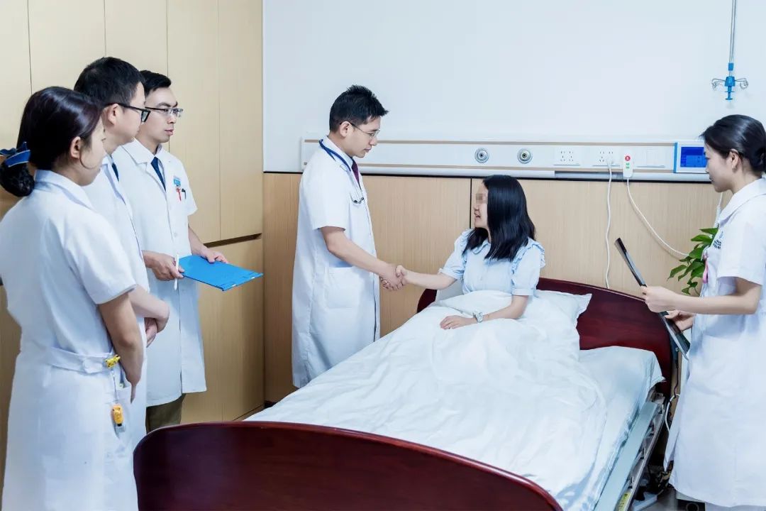 中国医师节：以健康之名，致敬每一位执着坚守的中国医师(图2)