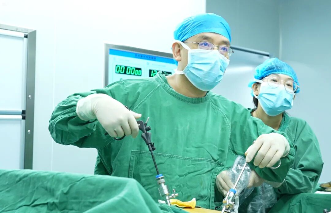 从肚脐解除胆结石困扰:经脐隐瘢痕技术助患者重塑健康与自信【四川结石病医院】(图2) 从肚脐解除胆结石困扰:经脐隐瘢痕技术助患者重塑健康与自信【四川结石病医院】(图2)