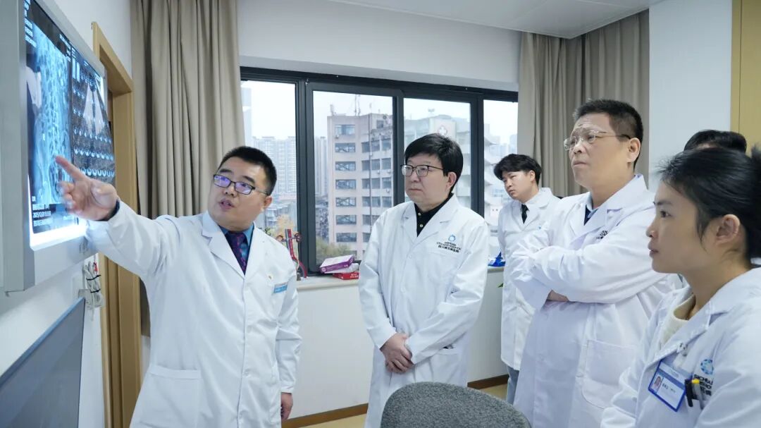 北京协和医院专家赴四川结石病医院亲诊手术！前列腺增生、泌尿结石患者家门口享受“协和级”精准诊疗(图1)